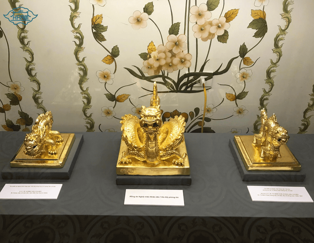 Royal treasures from the Khai Dinh era gilded with gold (Source: Hue Royal Antiquities Museum- Bảo t&agrave;ng Cổ vật Cung đ&igrave;nh Huế)